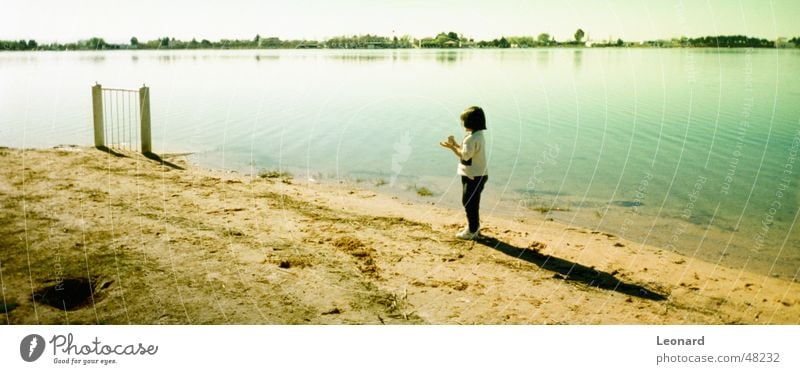 Kind am See Mädchen Pferch Panorama (Aussicht) Himmel Wasser Schatten child lake shade groß Panorama (Bildformat)