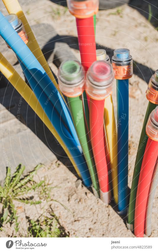 Kabel kommen aus dem Boden Breitband Internet FTTH Telekommunikation Glasfaser Technik & Technologie Infrastruktur Vernetzung Lichtgeschwindigkeit Netz Netzwerk