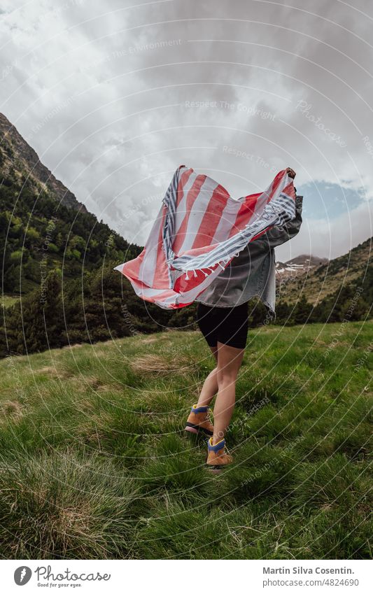 Junges lateinisches Mädchen in den Bergen von Andorra. aktiv Aktivität Erwachsener Athlet sportlich attraktiv schön Schönheit Fahrrad brünett heiter Großstadt