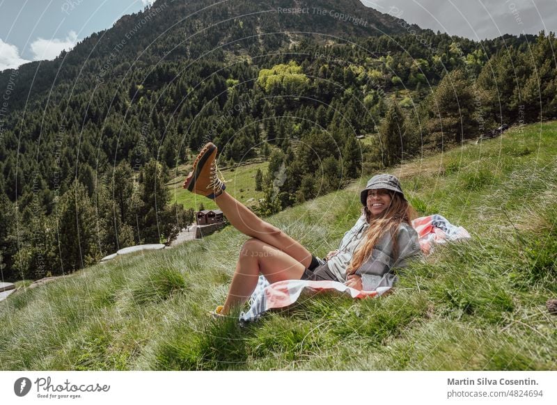 Junges lateinisches Mädchen in den Bergen von Andorra. aktiv Aktivität Erwachsener Athlet sportlich attraktiv schön Schönheit Fahrrad brünett heiter Großstadt