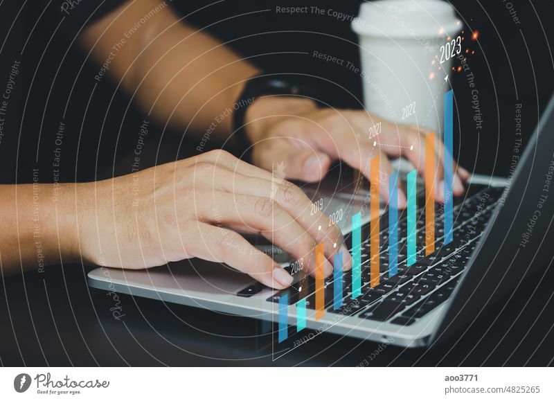 Business Analysis, Economic Growth, Finance with Virtual Graphs and Charts 2023.businessman mit moderner Computertechnologie. Finanzen Grafische Darstellung