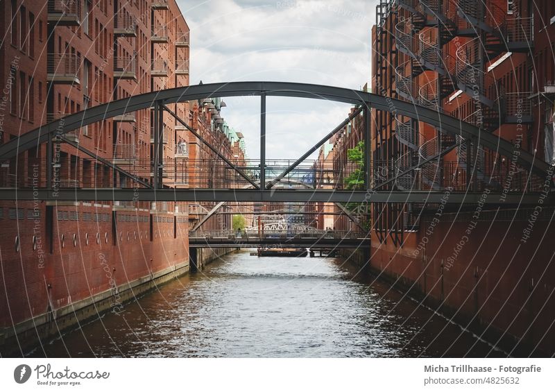 Hamburg Speicherstadt Fleet Gebäude Architektur Brücken Weltkulturerbe Backsteinfassade Stadt reisen Städtereise Urlaub Alte Speicherstadt historisch