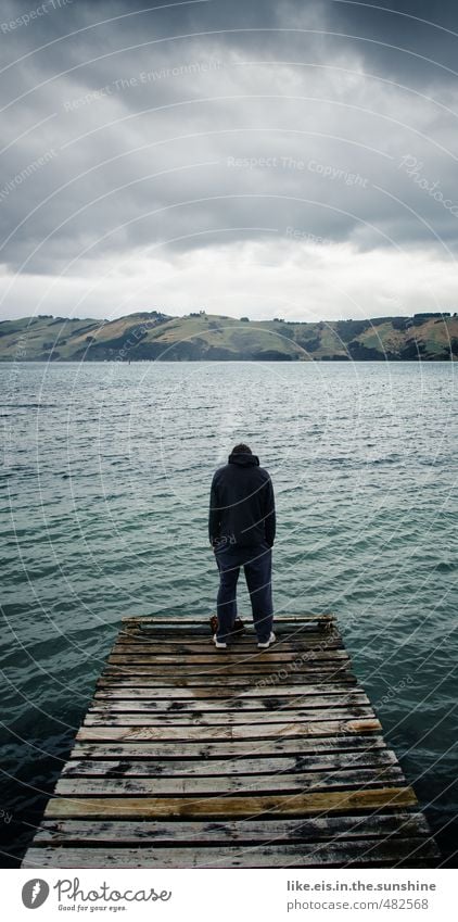 das tief beziehungs-aus kommt maskulin Junger Mann Jugendliche Erwachsene Leben 1 Mensch 18-30 Jahre Umwelt Natur Wolken Gewitterwolken schlechtes Wetter Hügel