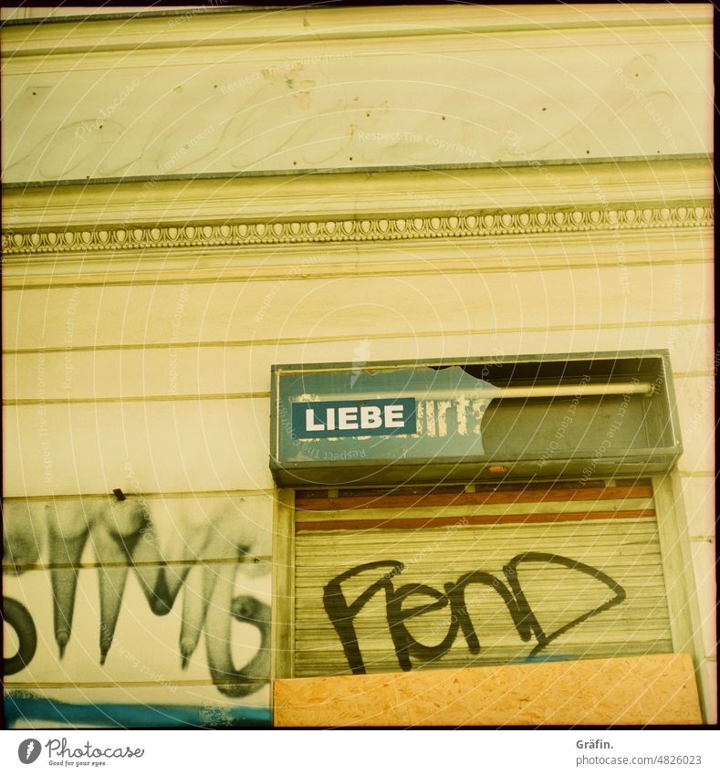 Von der Liebe Abbruch analog analoge Fotografie Mittelformat vintage Graffiti Typographie Schriftzeichen Schild Abriss Verfall Lomografie Außenaufnahme