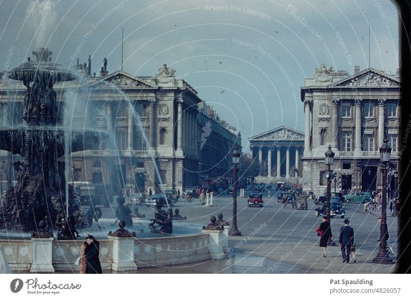 Place de la Concorde-Brunnen und umliegende Gebäude in Paris, Frankreich historisch Architektur Europa La Madeleine schön Springbrunnen reisen Tourismus