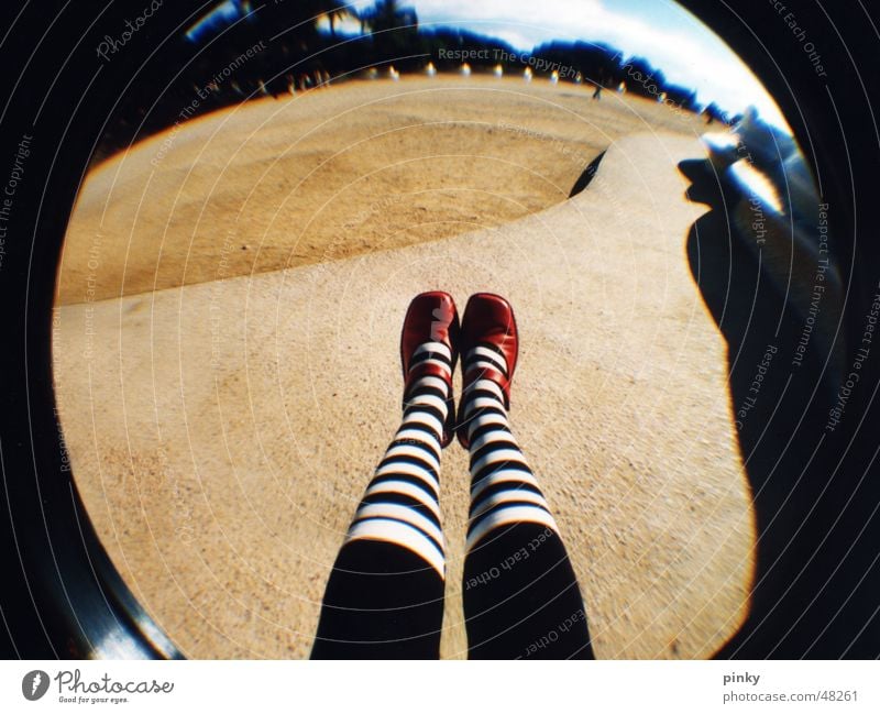 Alice in Wonderland Park Güell gestreift Märchen Sommer Ringelsocken Barcelona Fischauge Schatten verdunkeln träumen Lomografie socks red shoes white stripes