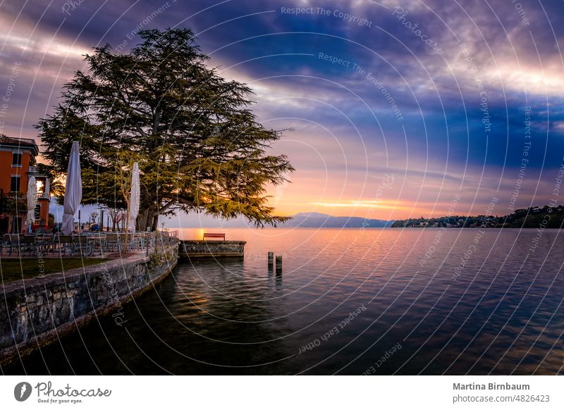 Sonnenaufgang über dem Gardasee, von der Seebrücke in Salo aus gesehen Ruhe lago di garda reisen Lombardei Italien Europa Tourismus blau im Freien Natur Urlaub