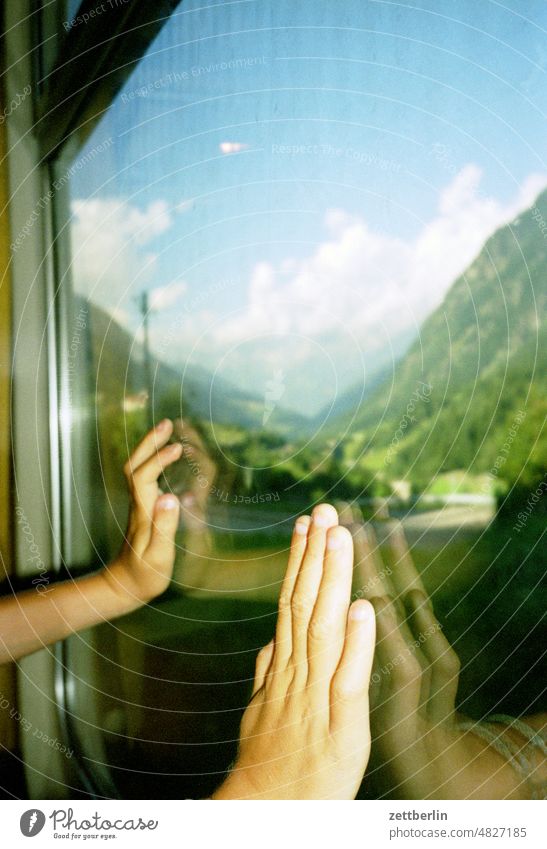 Tom im Zug hand hände halt stehen halt suchen stütze abstützen fenster zugfenster bahn eisenbahn bahnfenster eisenbahnfenster aussicht landschaft schweiz pass