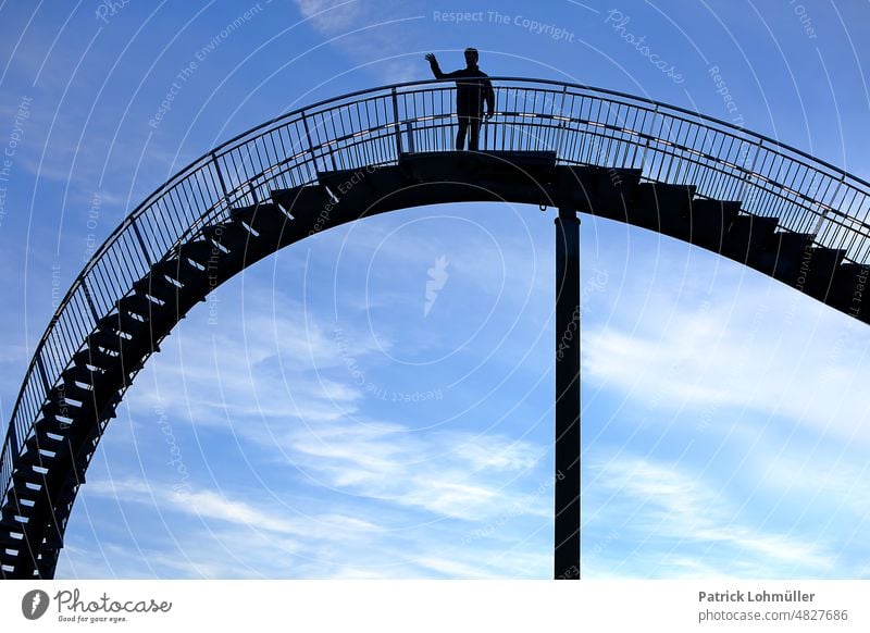 Höhengruß treppe himmel mann mensch silhouette winken hoch oben duisburg ruhregebiet revier nrw blau nordrhei-westfalen wolke alleine salut architektur