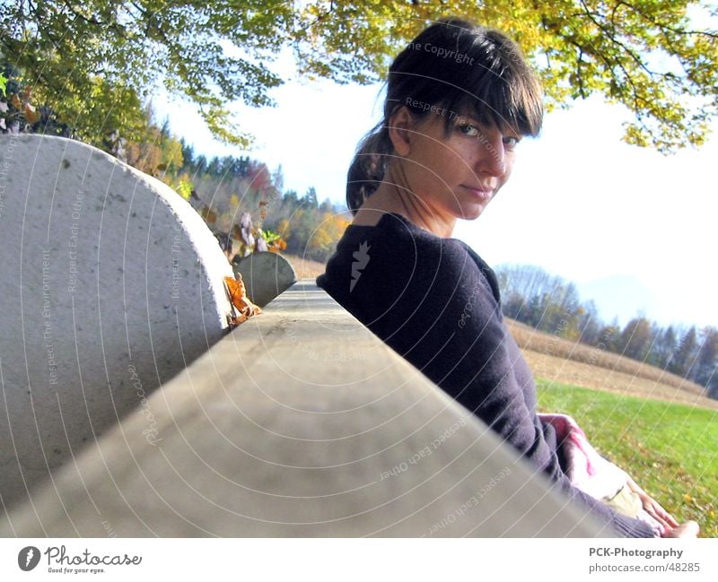 bankfrau Frau Holz verwegen Herbst durchdringend verführerisch Blick Auge Bank Landschaft Coolness Perspektive Leidenschaft warten Momentaufnahme