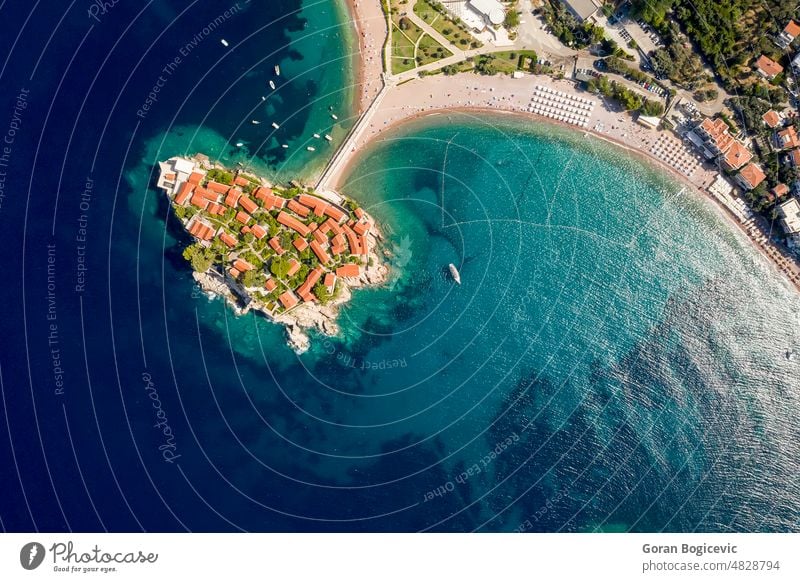 Luftaufnahme der kleinen Insel Sveti Stefan in Montenegro Antenne schön Ansicht Adria adriatisch Wahrzeichen Resort stefan Wasser Küste Budva Tourismus MEER