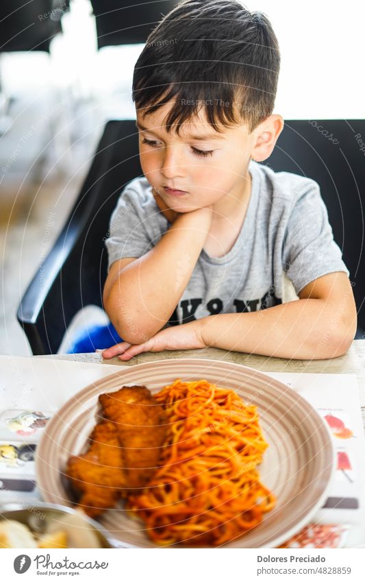 Kleiner Junge beim Mittagessen bezaubernd Baby schön Kaukasier heiter Kind Kindheit Schokolade Sahne niedlich lecker Dessert genießen Europa exotisch Gesicht