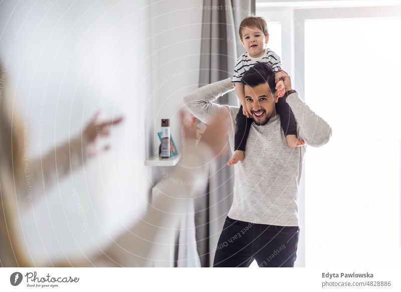 Papa spielt mit seinem kleinen Sohn zu Hause Erwachsener Zuneigung Baby Bonden Junge offen Pflege Kind Kindheit heimisch genießend Familie Spaß Fröhlichkeit