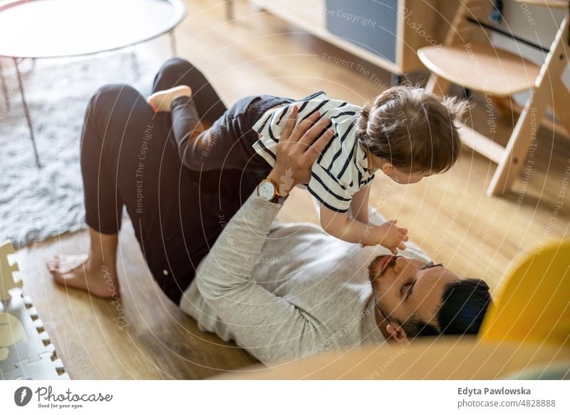 Papa spielt mit seinem kleinen Sohn zu Hause Erwachsener Zuneigung Baby Bonden Junge offen Pflege Kind Kindheit heimisch genießend Familie Spaß Fröhlichkeit