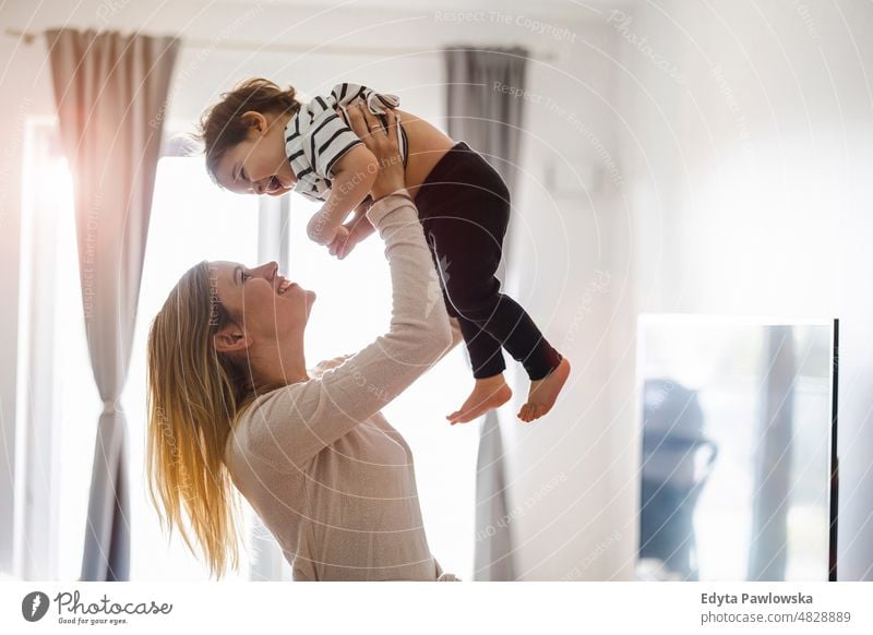 Mutter spielt mit ihrem kleinen Sohn zu Hause Erwachsener Zuneigung Baby Bonden Junge offen Pflege Kind Kindheit heimisch genießend Familie Spaß Fröhlichkeit