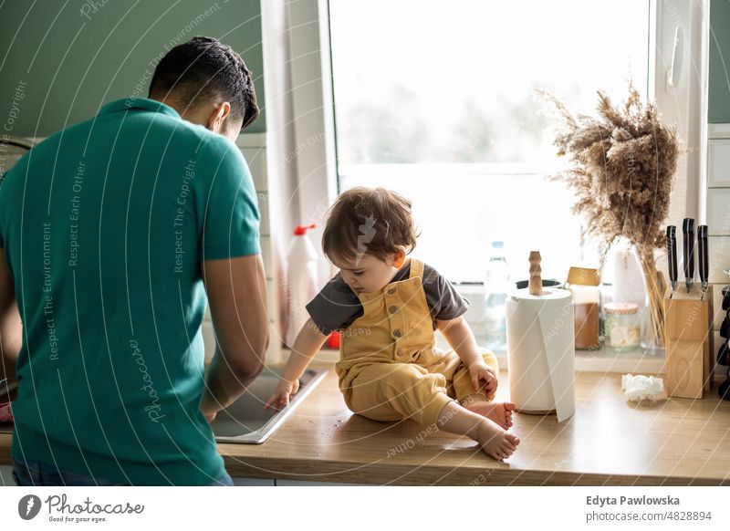 Vater mit seinem kleinen Kind in der Küche des Hauses Erwachsener Zuneigung Baby Bonden Junge offen Pflege Kindheit heimisch genießend Familie Spaß Fröhlichkeit