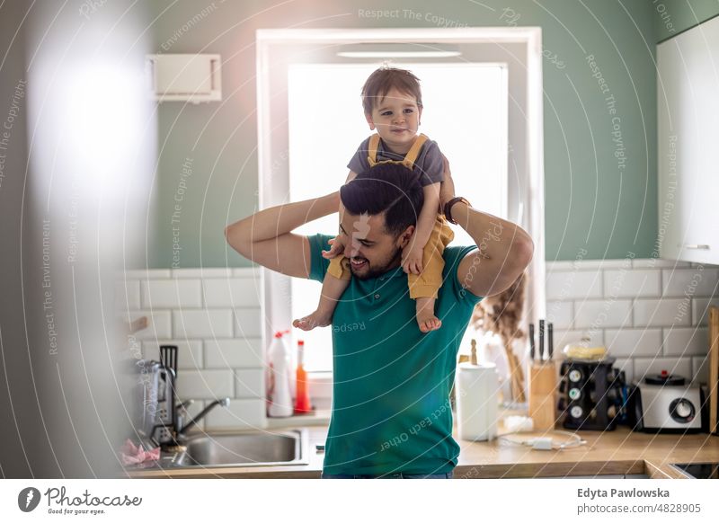 Papa spielt mit seinem kleinen Sohn zu Hause Erwachsener Zuneigung Baby Bonden Junge offen Pflege Kind Kindheit heimisch genießend Familie Spaß Fröhlichkeit