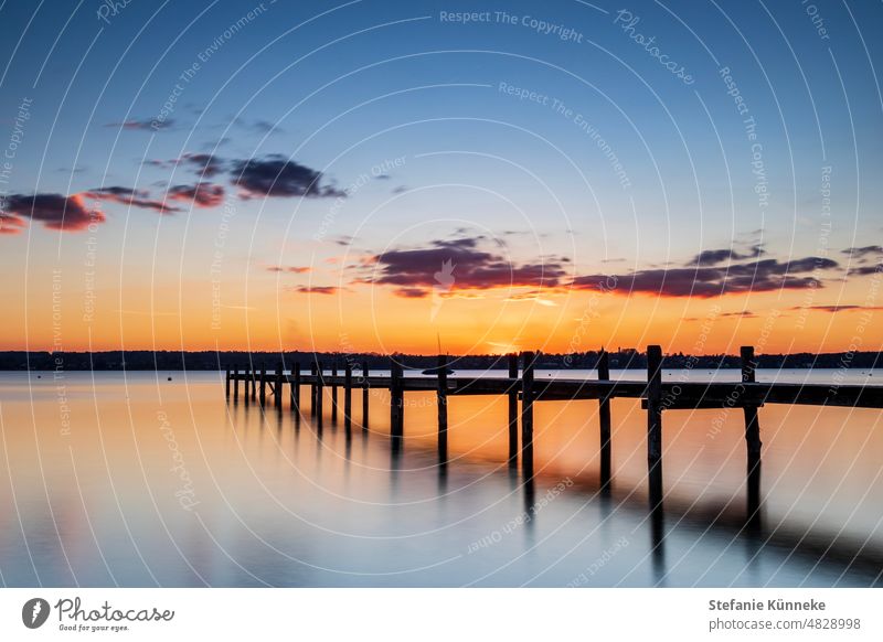 Das letzte Licht des Tages am Ammersee Sonnenuntergang goldeneStunde Gegenlicht Seeufer der sonne entgegen lake discover explore Wolken Himmel