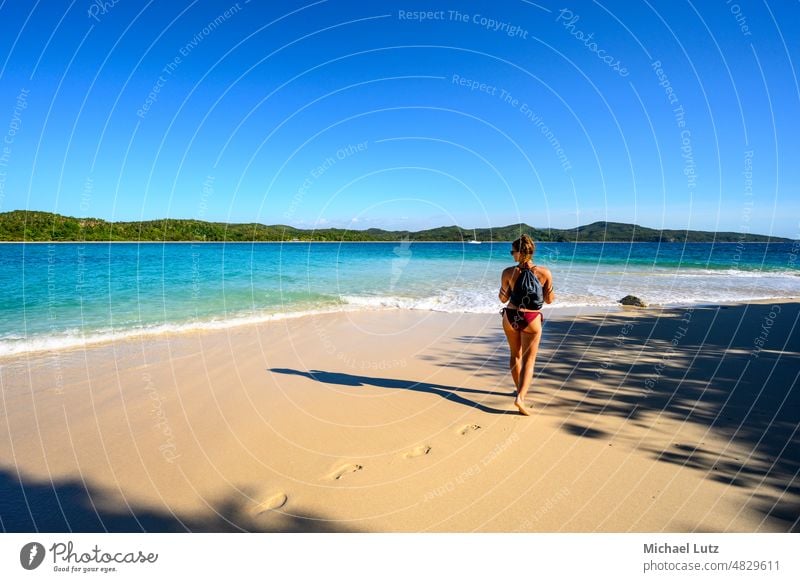 Frau geht am geheimen Strand spazieren Afrika afrika schön Madagaskar Urlaub Nachmittag genießend verborgen Feiertag Insel Dame Leben Affe Erholung Segelboot