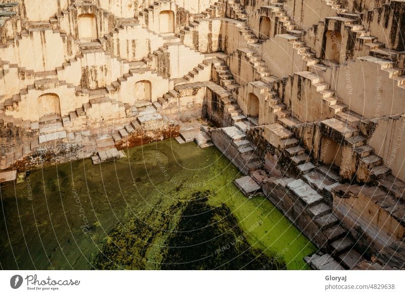 Sonnige Treppen bis ins grüne Wasser Sonnenlicht Architektur moosbedeckt Grünes Wasser Quelle Außenaufnahme sonnig Treppenhaus Treppenstufen Wasserreservoir