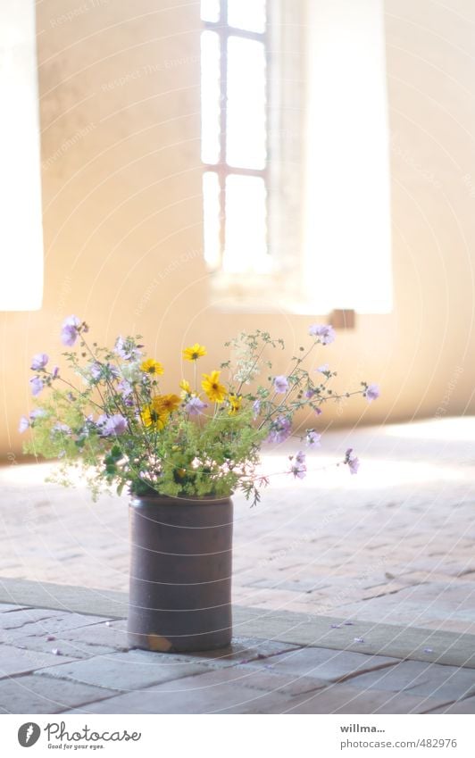 Ort der Besinnung Blumenstrauß Kloster Steinboden Vase Ruhe Stille Meditation Zufriedenheit Hoffnung Tonkrug Kirche Religion & Glaube Gebäude Menschenleer