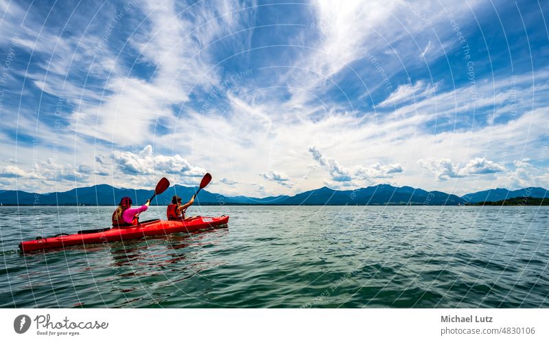 Paddeln auf dem Chiemsee bayern deutschland wasser alpen berge kajak kanu paddeln wassersport aktivität aktivurlaub Wasser Kajak Kanu Wassersport Natur Sport