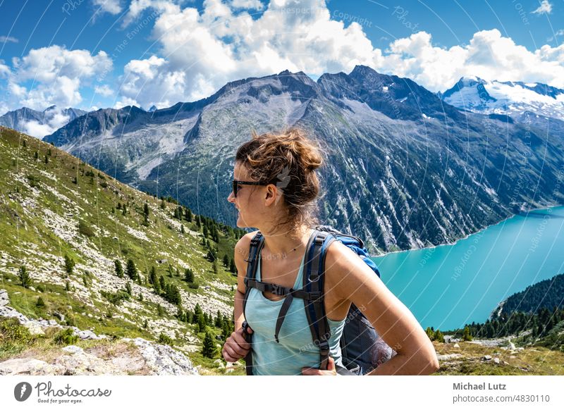 Wanderung am Schlegeisspeicher zur Olperer Hütte Alpen Bergsee DAV Essen Frau See Sonne Urlaub Wanderin Wandern Wanderweg ausruhen aussicht berghütte blau damm