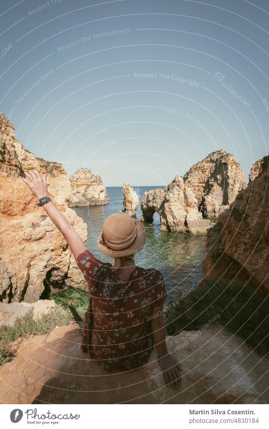 Blonde Frau an der Algarve, Portugal, im Sommer 2022. Architektur atlantisch Bucht Strand blau Boot Boote Gebäude Großstadt Klippe Küste Küstenlinie