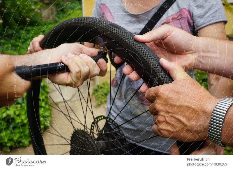 Fahrrad Reifen aufpumpen Luftpumpe Speichen Fahrradspeichen Fahrradreifen Hände Felge