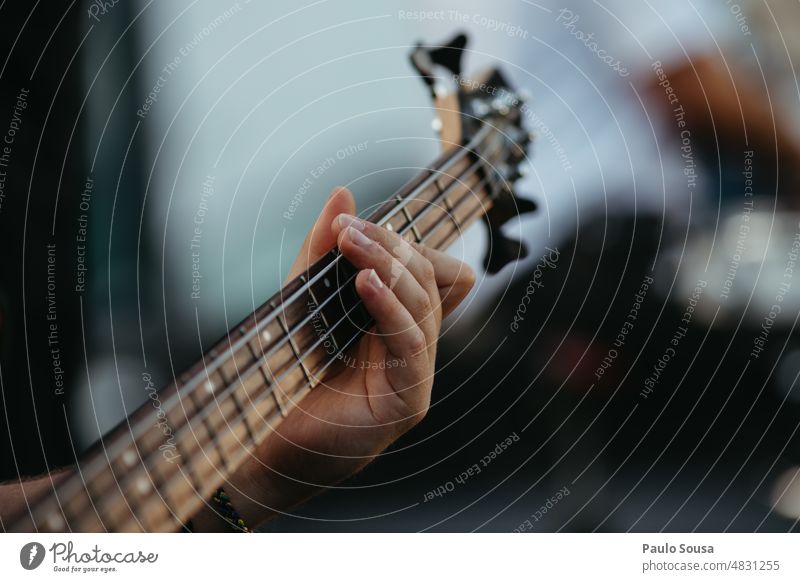 Mann spielt Bassgitarre auf der Bühne Bassist Musik Gitarre Musikinstrument Rockmusik Saite Freizeit & Hobby Klang Konzert Kontrabass Jazz Kunst Elektrobass