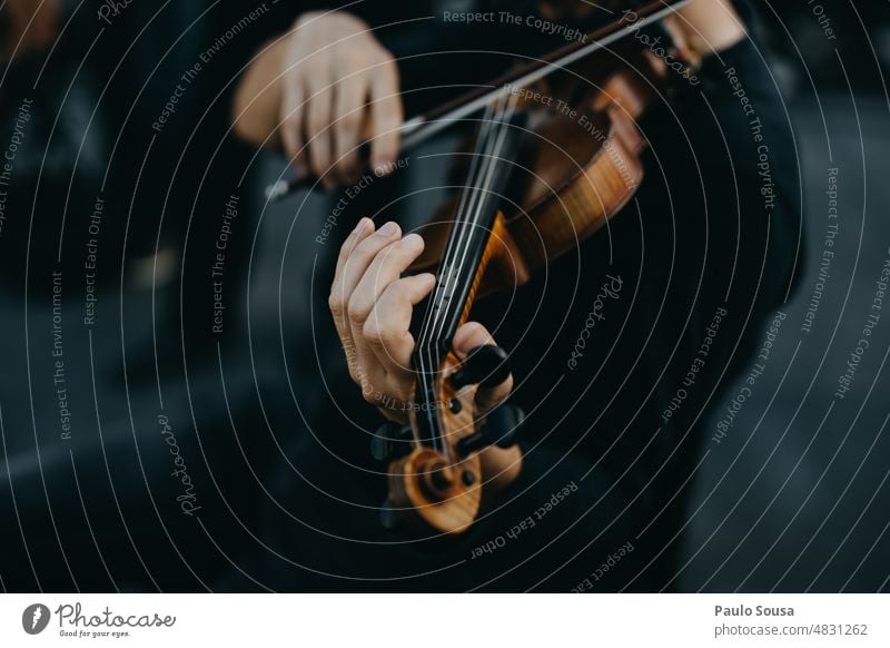 Mann spielt Geige auf der Bühne Geiger Musik Musiker Musikinstrument Orchester Schauplatz Farbfoto Detailaufnahme Musik hören Streichinstrumente Saite Konzert