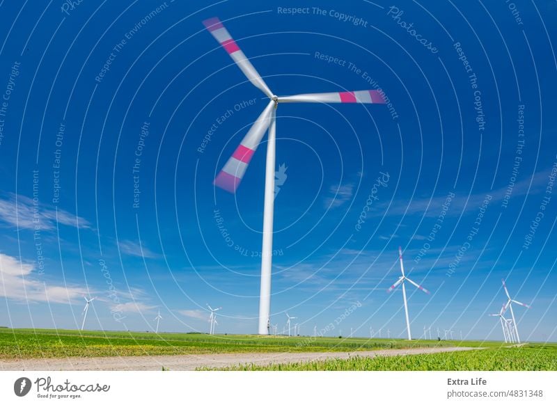 Blick auf mehrere Windmühlen, Windgeneratoren, Turbinen, die durch Umwandlung von Bewegungsenergie erneuerbare und saubere Energie erzeugen Antenne Ackerbau