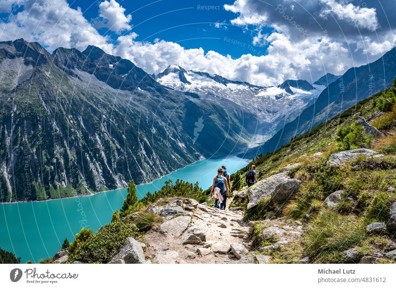 Wanderung am Schlegeisspeicher zur Olperer Hütte Alpen Bergsee DAV Essen Frau Gruppe See Sonne Urlaub Wandergruppe Wanderin Wandern Wanderweg ausruhen aussicht