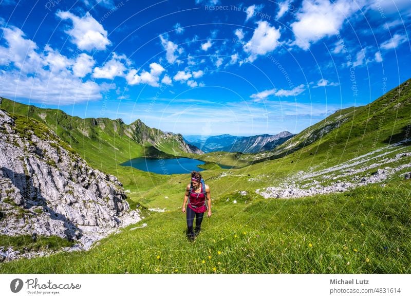 Woman hiking to Kastenkopf Alpen Berg Berge Bergsee Blumen Deutschland Frau Hinterstein Hütte Licht Paradies Schutz See Sonne Tirol Wiese allgäu allgäuer alm