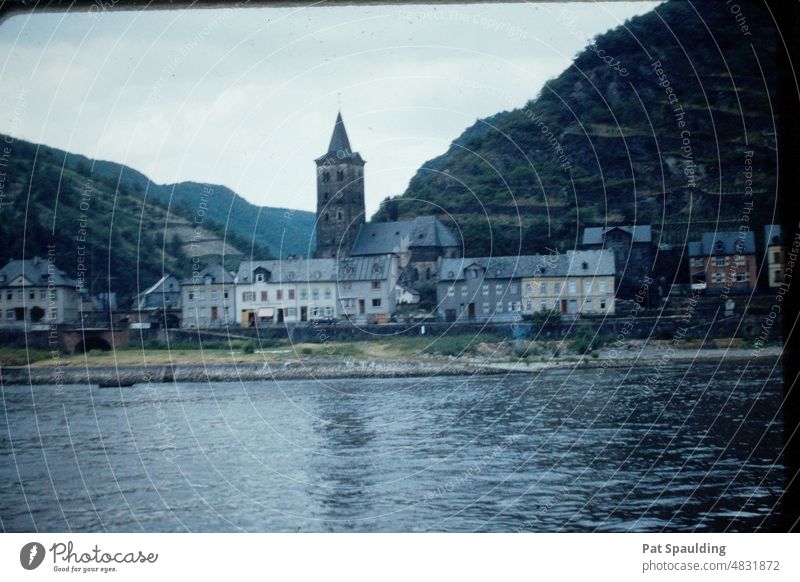 Kirche am Fluss in Boppard, Deutschland Rheinschlucht Sakralarchitektur Berge im Hintergrund