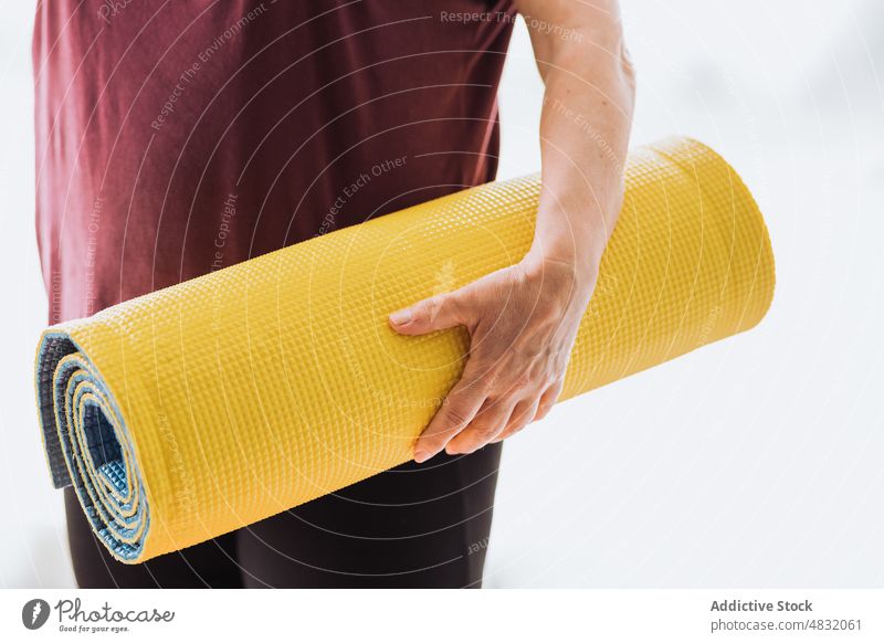 Ältere Frau hält Matte nach dem Training Unterlage Hand Fitness Pause tagsüber gymnastisch heimwärts beenden älter Halt Gesunder Lebensstil üben Rentnerin