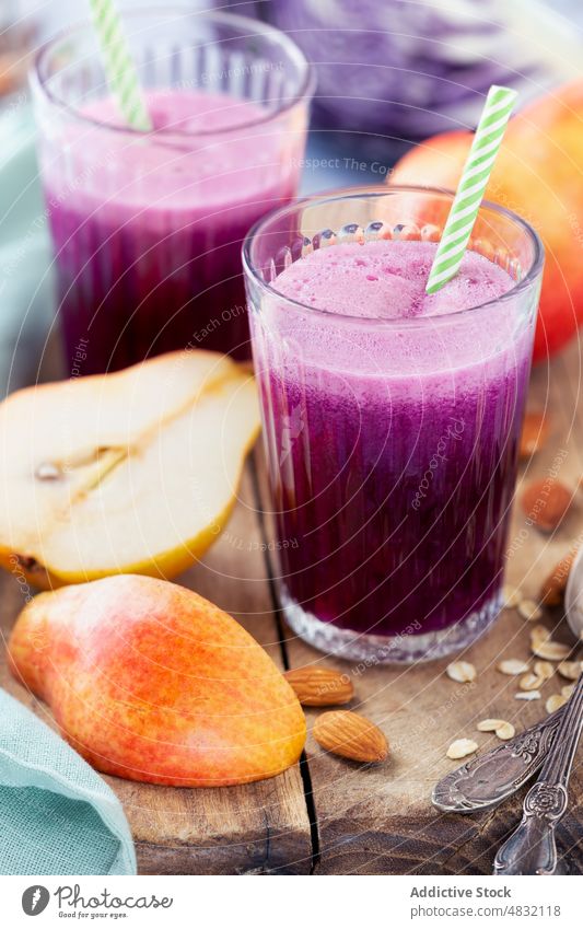 Gesunder Gemüse-Smoothie aus Rotkohl und Rotbarlett Cocktail Frucht Frühstück Kohlgewächse Diät purpur Rezept Birnen Lebensmittel reinigen rot Gesundheit frisch