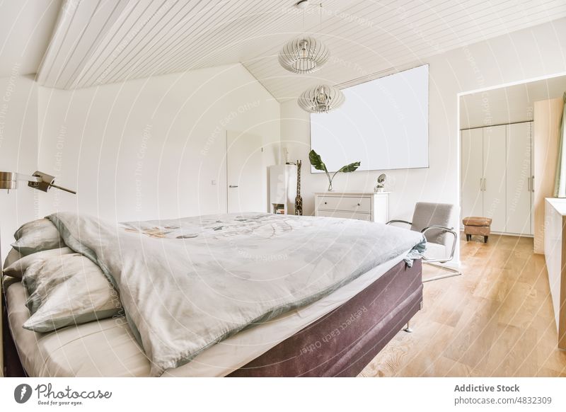 Weiches Bett im hellen Schlafzimmer Innenbereich tagsüber heimwärts Möbel Dekoration & Verzierung modern sonnenbeschienen Design Stil Komfort Zeitgenosse