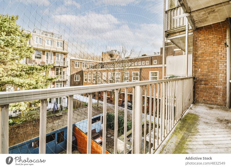 Balkon mit Zaun gegen Wohnhaus und Hinterhof in der Stadt Tür patio Baum Gebäude Architektur verweilen Revier Großstadt Außenseite natürlich modern wohnbedingt