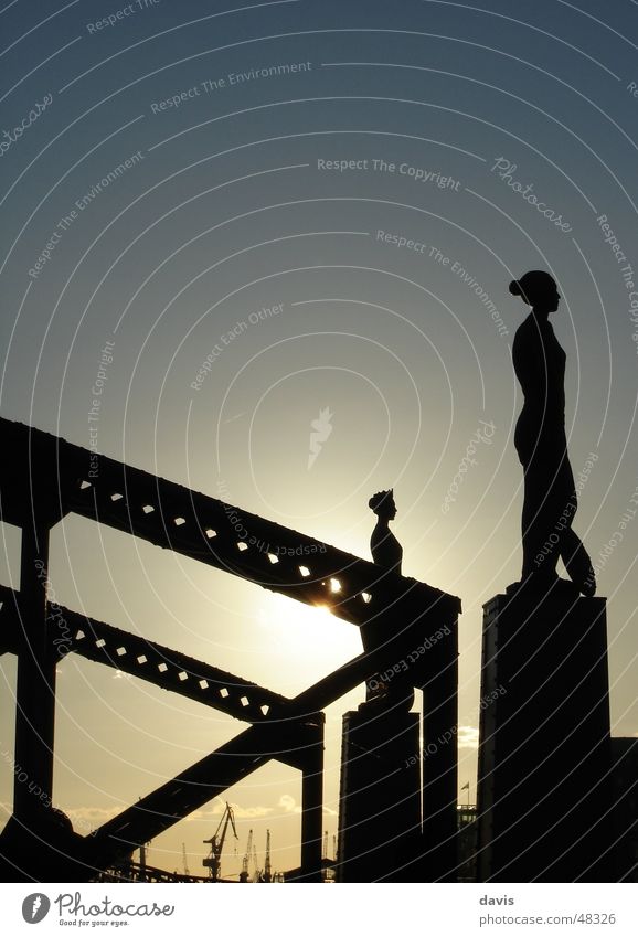 Die Schönen der Nacht Silhouette Gegenlicht Alte Speicherstadt Sonnenuntergang Statue Kran Stahl Frau Dame Brücke bridge silouette Hamburg Hafen Abend harbour