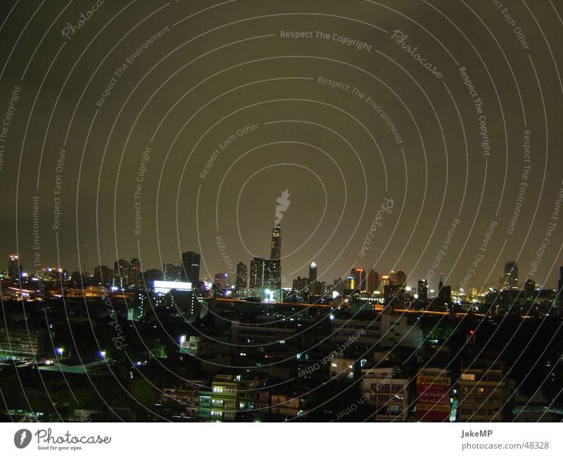 Bangkok bei Nacht dunkel Eindruck Thailand Skyline Licht