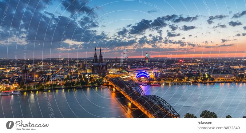 Sonnenuntergang über Köln in Deutschland Großstadt Kölner Dom Altstadt Kathedrale Rhein Hohenzollernbrücke Fluss dom Karneval kölsch Kirche Brücke Europa