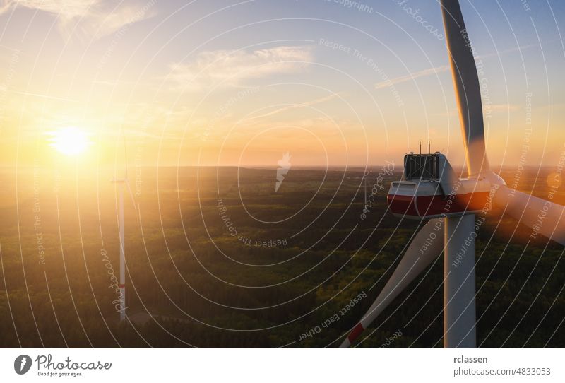 Schöner Sonnenuntergang über den Windmühlen auf dem Feld Turbine malerisch Energie Elektrizität Bauernhof ländlich Silhouette Ackerbau alternativ schön blau