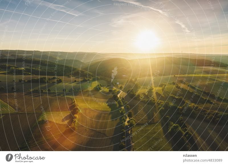 Blick auf den Nationalpark Eifel bei Sonnenaufgang in Deutschland Antenne Berge Dröhnen grün See Fernstraße Landschaft Nebel Berge u. Gebirge Natur Straße Fluss