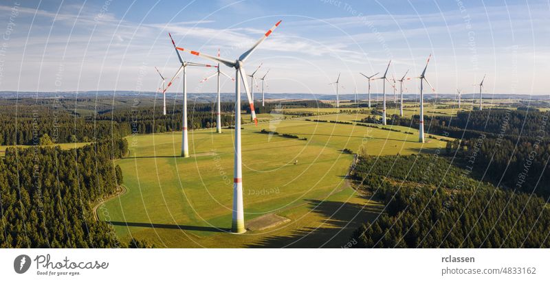 Windturbine aus der Vogelperspektive - Nachhaltige Entwicklung, umweltfreundliches, erneuerbares Energiekonzept. Turbine Windpark Kraft Umwelt Brennstoff