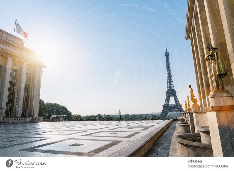 Eiffelturm, Paris. Blick auf den Tour Eiffel vom Trocadero-Platz (Place du Trocadero). Paris, Frankreich Turm Menge Wahrzeichen Skyline Quadrat Stadtbild