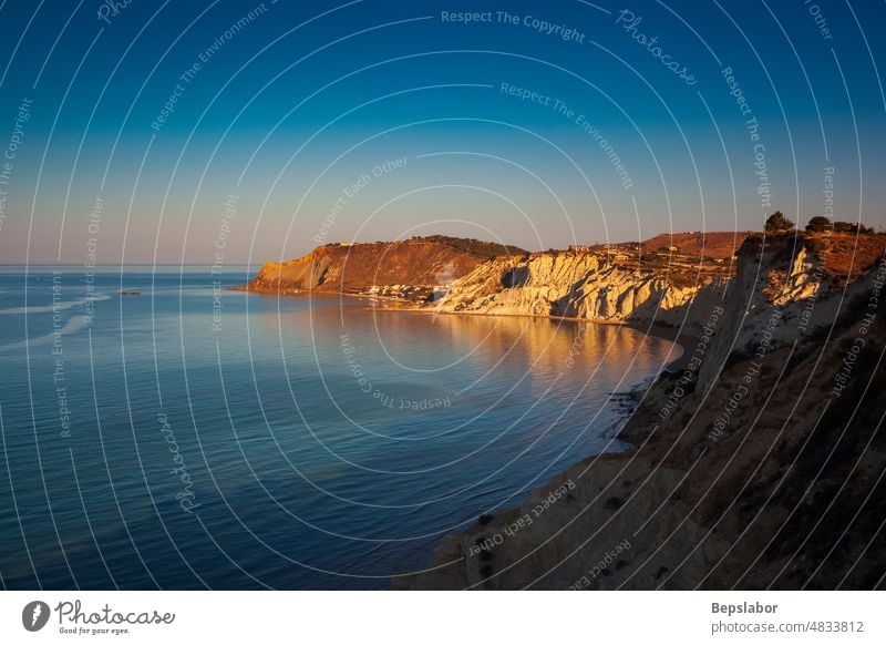 Blick von oben auf die Küste mit den weißen Kalksteinfelsen in Realmonte. Agrigento Klippe Meereslandschaft blau Italien mediterran Natur im Freien Sizilien