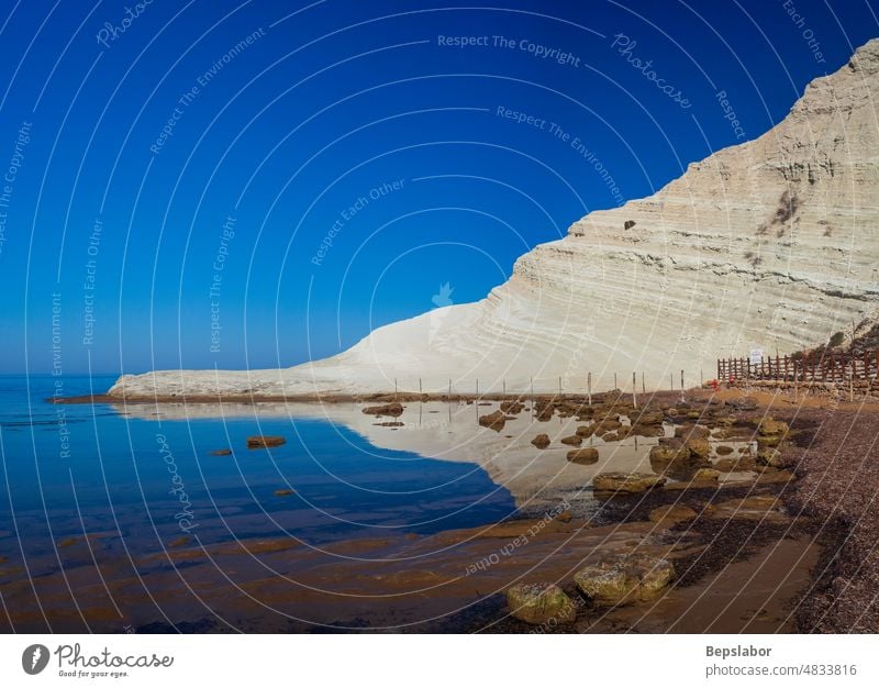 Weiße Kalksteinfelsen mit Strand an der Scala dei Turchi, Realmonte. Agrigento türkische Schritte Meereslandschaft Meeresufer blau Italien Uferlinie mediterran