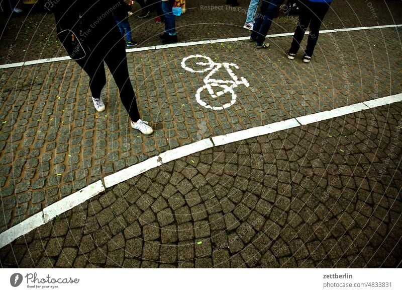 Menschen auf dem Fahrradweg alt altstadt historisch kleinstadt mecklenburg mecklenburg-vorpommern mv nordbezirke straßenfotogragfie urban waren fahrradweg