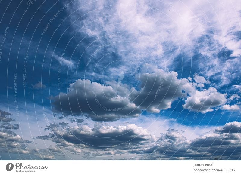 Ein Blick auf die Wolken im Frühsommer Sonnenschein sonnig natürlich Farbe Windstille friedlich Natur abstrakt Tag Schönheit Hintergrund Sommer Frieden Reise